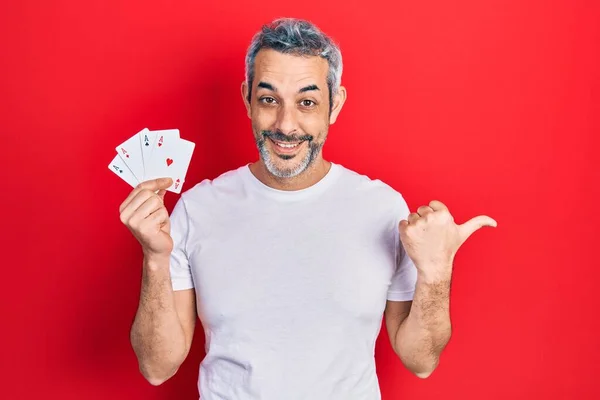 Yakışıklı Orta Yaşlı Elinde Poker Kartları Olan Ağzı Açık Gülümseyen — Stok fotoğraf