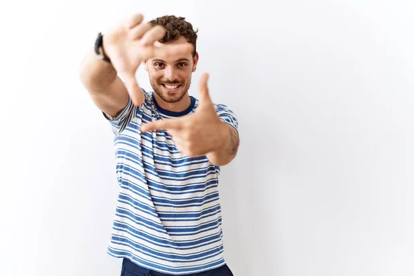 Bonito Jovem Sobre Fundo Isolado Sorrindo Fazendo Quadro Com Mãos — Fotografia de Stock