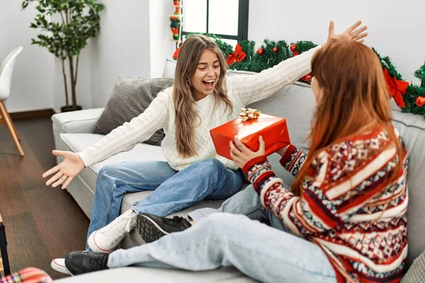 Evde Noel Dekorunun Yanında Oturan Hediye Sahibi Kadın Çift Şaşırdı — Stok fotoğraf