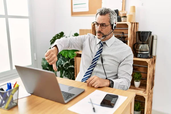 Homem Negócios Hispânico Meia Idade Trabalhando Escritório Usando Fone Ouvido — Fotografia de Stock
