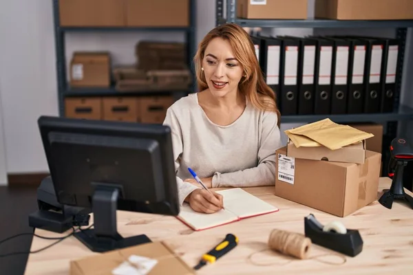 Jovem Mulher Ecommerce Busines Trabalhador Escrevendo Notebook Escritório — Fotografia de Stock