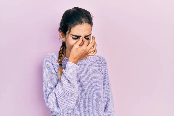 Giovane Ragazza Ispanica Indossa Vestiti Casual Stanco Sfregamento Naso Gli — Foto Stock