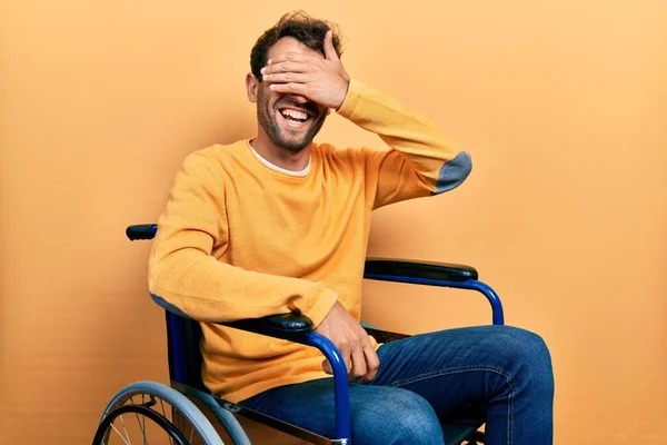 Ein Gutaussehender Mann Mit Bart Sitzt Lächelnd Rollstuhl Und Lacht — Stockfoto