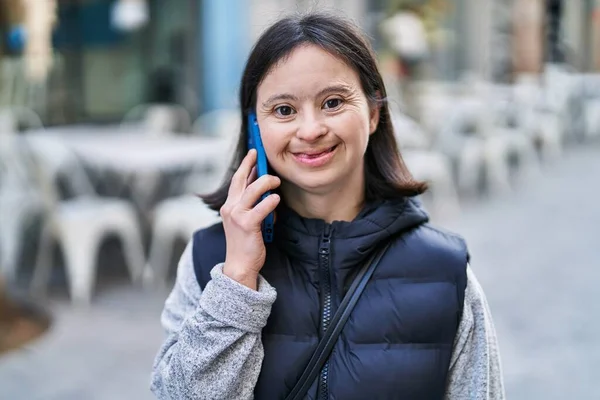 Νεαρή Γυναίκα Σύνδρομο Χαμογελά Αυτοπεποίθηση Μιλώντας Στο Smartphone Στο Δρόμο — Φωτογραφία Αρχείου