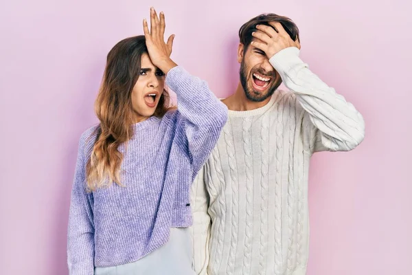 Young Hispanic Couple Wearing Casual Clothes Surprised Hand Head Mistake — Stockfoto