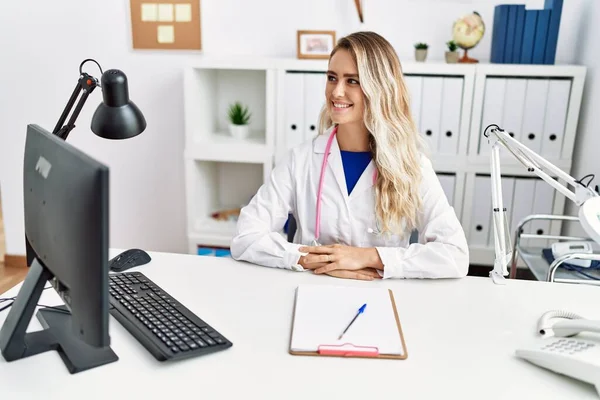 Young Woman Wearing Doctor Uniform Smiling Confident Clinic — Stockfoto