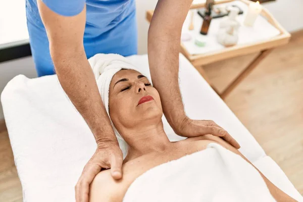 Middle Age Man Woman Wearing Therapist Uniform Having Shoulders Massage —  Fotos de Stock