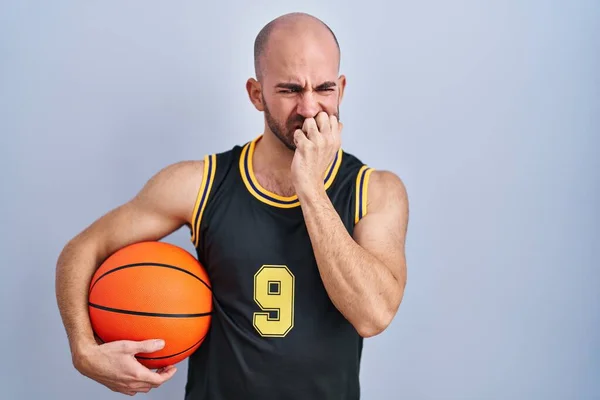 Pria Botak Muda Dengan Jenggot Mengenakan Seragam Basket Memegang Bola — Stok Foto