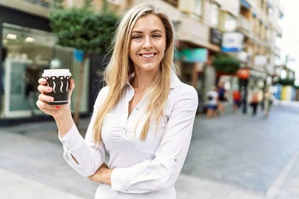 Belle Femme Blonde Souriante Heureuse Plein Air Par Une Journée — Photo