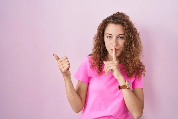 Jonge Blanke Vrouw Die Roze Achtergrond Staat Vraagt Stil Zijn — Stockfoto