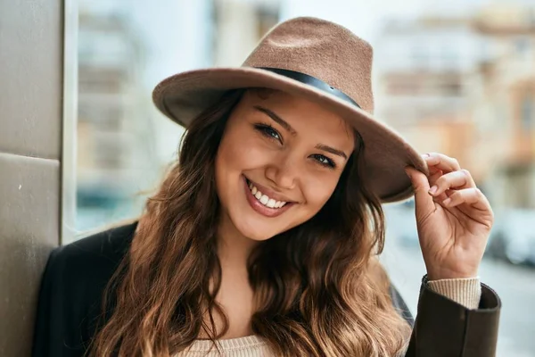 Giovane Donna Turistica Ispanica Sorridente Felice Piedi Alla Città — Foto Stock