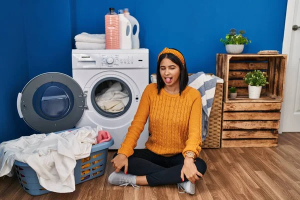 Mujer Hispana Joven Lavando Ropa Sacando Lengua Feliz Con Expresión — Foto de Stock