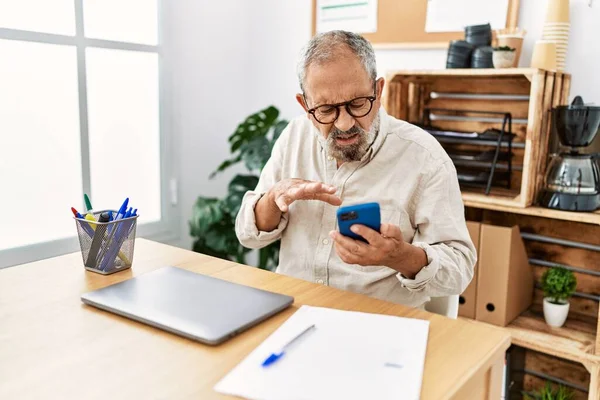 Homem Cabelos Grisalhos Sênior Usando Smartphone Trabalhando Escritório — Fotografia de Stock