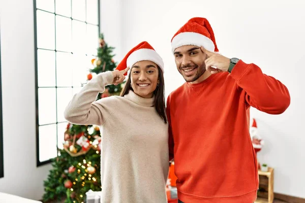 Genç Spanyol Çift Noel Ağacının Yanında Durup Gülümsüyor Tek Parmakla — Stok fotoğraf