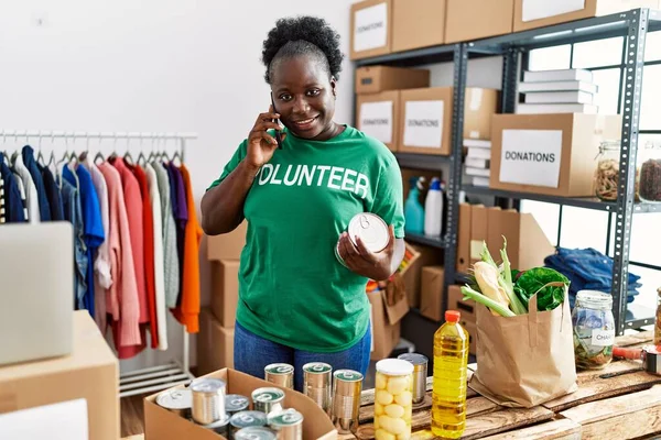 Young African American Woman Wearing Volunteer Uniform Talking Smartphone Charity — Stock Photo, Image