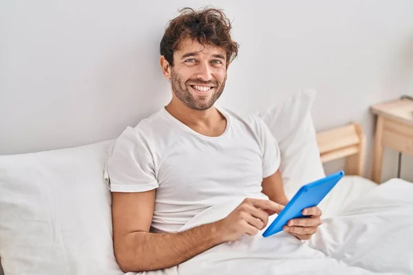 Hombre Joven Usando Touchpad Sentado Cama Dormitorio —  Fotos de Stock