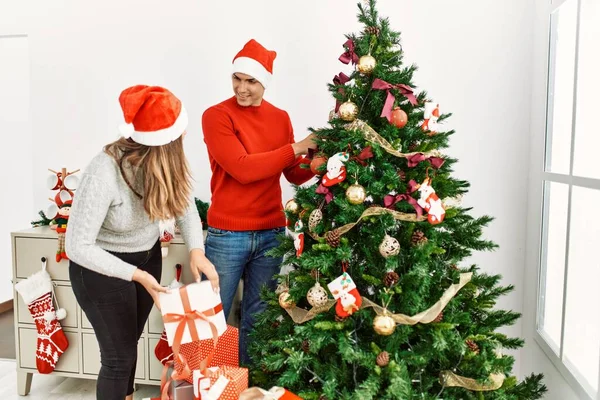 Jovem Casal Sorrindo Feliz Decoração Árvore Natal Casa — Fotografia de Stock