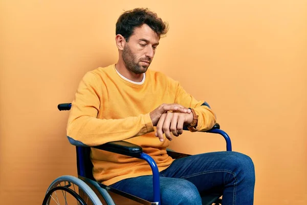 Schöner Mann Mit Bart Der Rollstuhl Sitzt Und Die Uhrzeit — Stockfoto