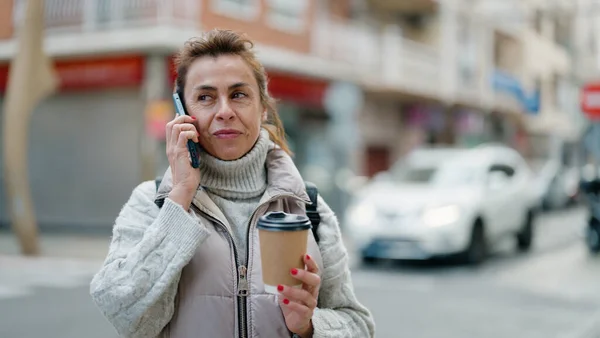 Mulher Hispânica Meia Idade Falando Smartphone Bebendo Café Rua — Fotografia de Stock