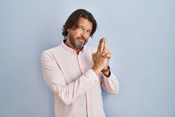 Handsome Middle Age Man Wearing Elegant Shirt Background Holding Symbolic — ストック写真