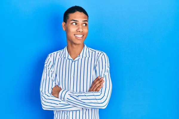 Joven Afroamericano Tipo Usando Ropa Casual Sonriendo Mirando Lado Mirando —  Fotos de Stock