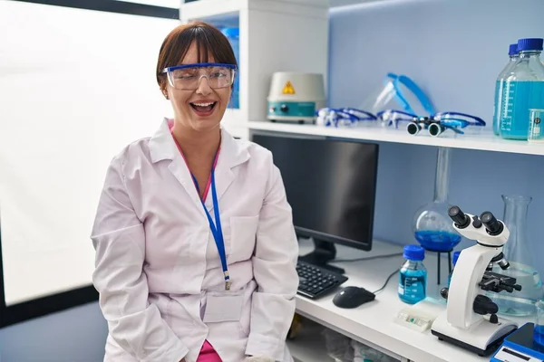 若いですブルネット女性作業で科学者研究室ウインク見ますザ カメラとともにセクシー表現 陽気で幸せな顔 — ストック写真