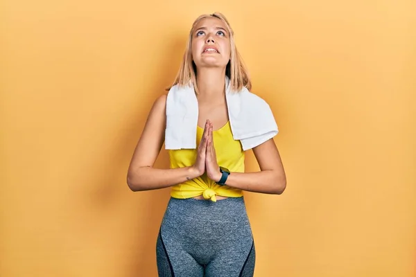 Beautiful Blonde Sports Woman Wearing Workout Outfit Begging Praying Hands — Foto de Stock