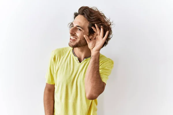 Joven Hispano Pie Sobre Fondo Aislado Sonriendo Con Mano Sobre — Foto de Stock