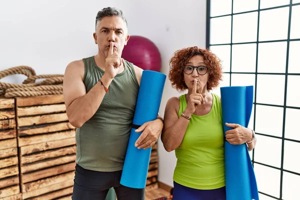 Middle Age Couple Holding Yoga Mat Asking Quiet Finger Lips — ストック写真