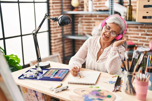 Middle Age Woman Artist Drawing Notebook Listening Music Art Studio — Stok fotoğraf