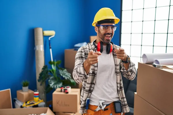 Ung Latinamerikansk Man Med Skägg Som Arbetar Hemma Renovering Pekar — Stockfoto