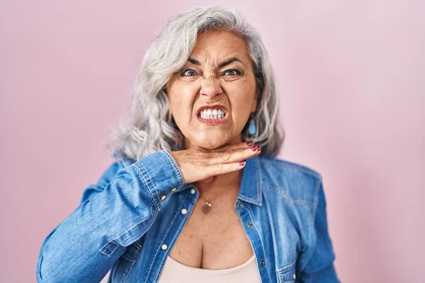 Middle Age Woman Grey Hair Standing Pink Background Cutting Throat — Fotografia de Stock