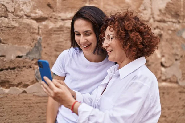 Dvě Ženy Matka Dcera Stojí Spolu Pomocí Smartphone Ulici — Stock fotografie