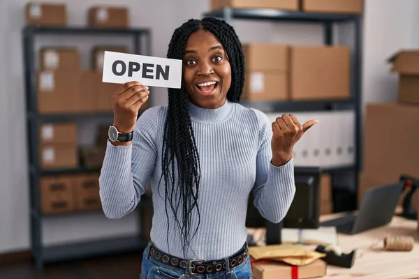 Αφροαμερικανή Γυναίκα Που Εργάζεται Μικρές Επιχειρήσεις Ecommerce Κρατώντας Ανοικτό Πανό — Φωτογραφία Αρχείου