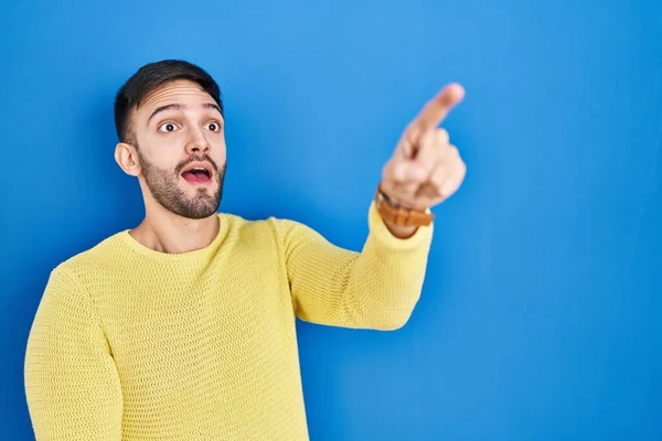 Mavi Arka Planda Dikilen Spanyol Adam Parmağı Önde Şaşırmış Ağzı — Stok fotoğraf