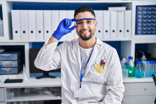 研究室で自信を持って笑っている若いアラブ人科学者 — ストック写真