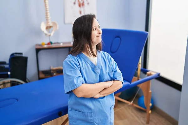 Síndrome Mujer Con Uniforme Fisioterapia Pie Con Los Brazos Cruzados —  Fotos de Stock