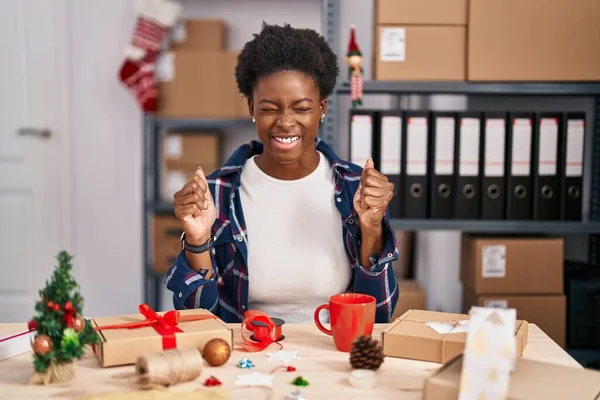 Mulher Afro Americana Trabalhando Pequenos Negócios Fazendo Decoração Natal Animado — Fotografia de Stock
