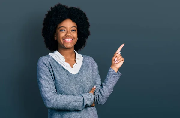 Ung Afrikansk Amerikansk Kvinna Bär Affärskläder Med Ett Stort Leende — Stockfoto