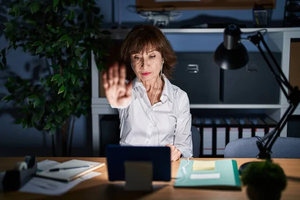 Middelbare Leeftijd Vrouw Die Nachts Kantoor Werkt Stop Met Zingen — Stockfoto