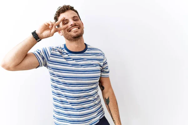 Guapo Joven Pie Sobre Fondo Aislado Haciendo Símbolo Paz Con — Foto de Stock