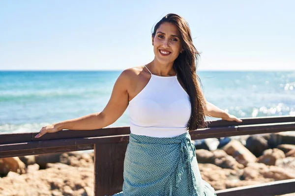 Jonge Latino Vrouw Glimlachen Zelfverzekerd Leunend Balustrade Aan Zee — Stockfoto