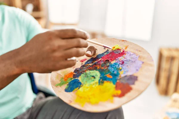 非洲裔美国艺术家的手在艺术工作室的调色板上混合着色彩 — 图库照片