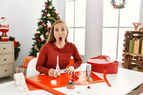 Caucasian Young Blonde Woman Doing Christmas Handcraft Creative Decoration Scared — Stock fotografie