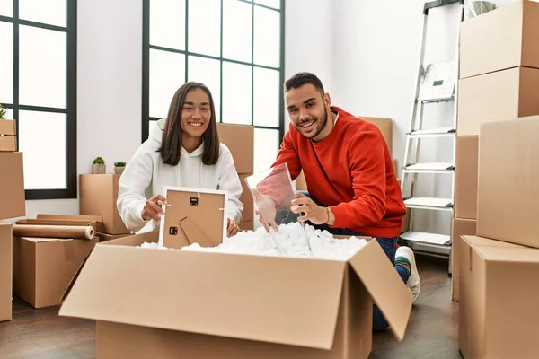 Jovem Casal Latino Sorrindo Feliz Unboxing Caixa Papelão Nova Casa — Fotografia de Stock