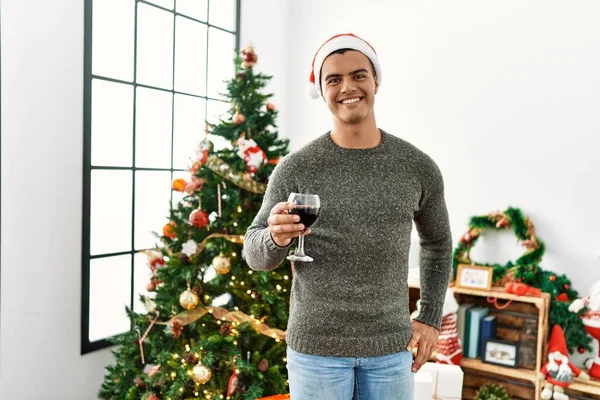 Genç Spanyol Adam Evde Noel Ağacının Yanında Şarap Içiyor — Stok fotoğraf