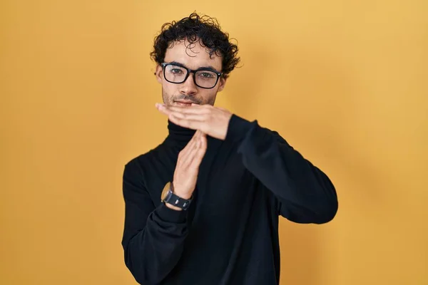 Hispanic Man Standing Yellow Background Doing Time Out Gesture Hands — Foto de Stock