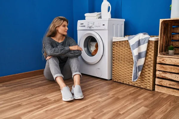 Young Blonde Woman Sitting Floor Waiting Washing Machine Laundry Room — Stockfoto