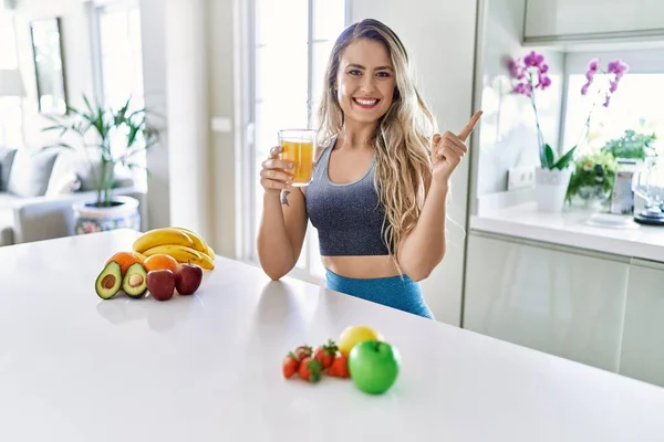 Young Caucasian Fitness Woman Wearing Sportswear Drinking Healthy Orange Juice — Stockfoto