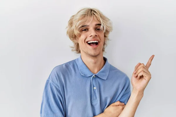 Junger Moderner Mann Vor Isoliertem Hintergrund Mit Einem Breiten Lächeln — Stockfoto